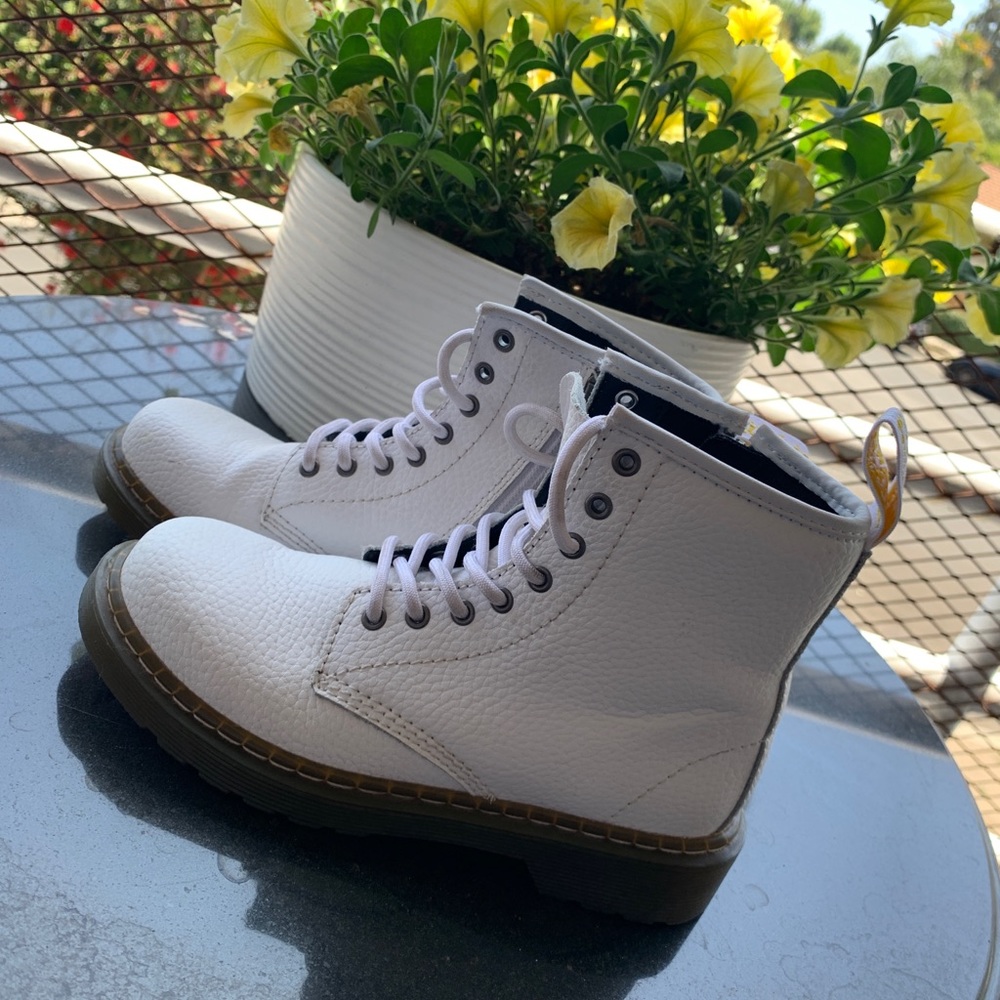 Dr. Martens - White